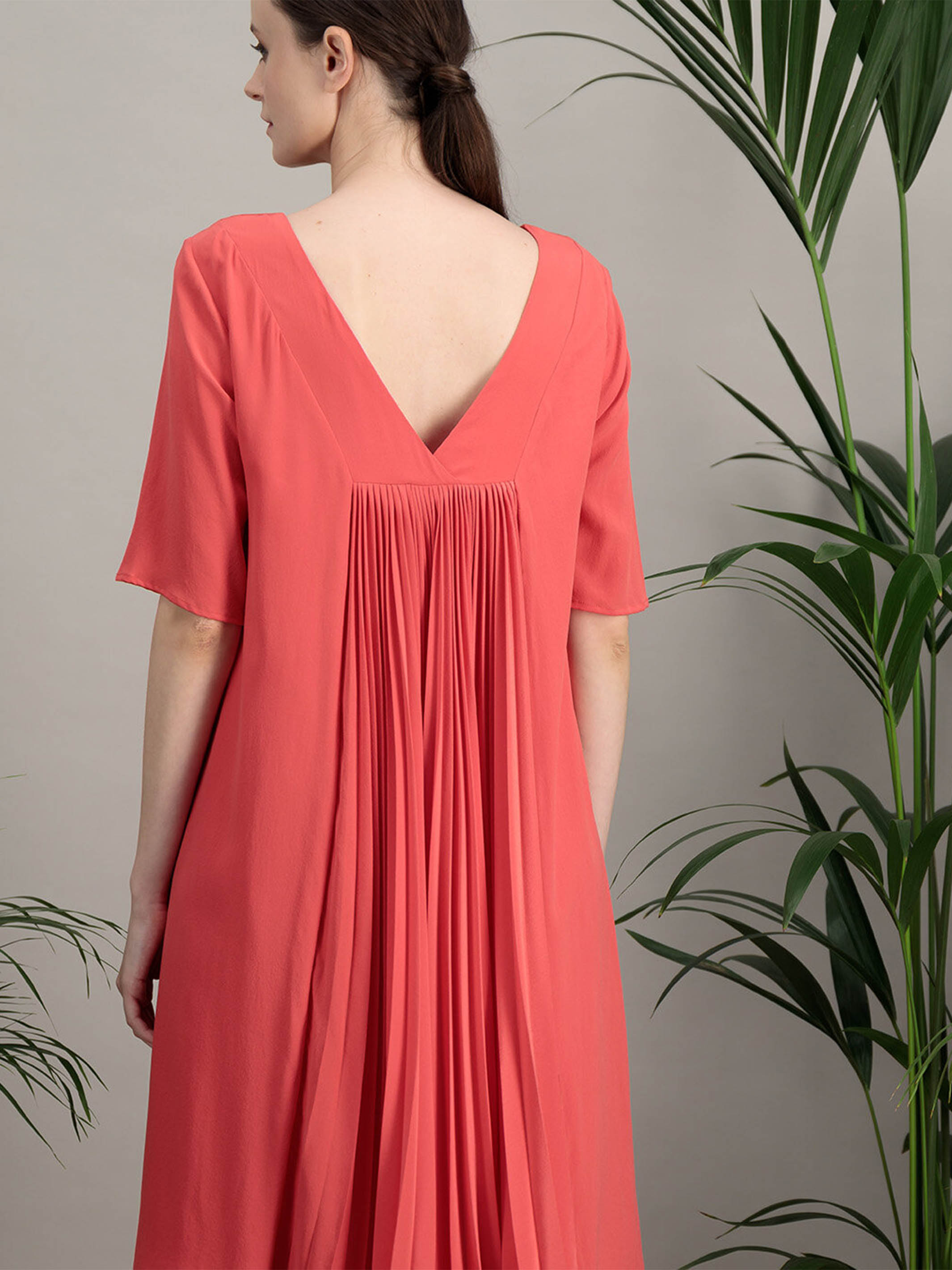 Pleated dress in fluid silk crepe MARINO – Anahide Saint André