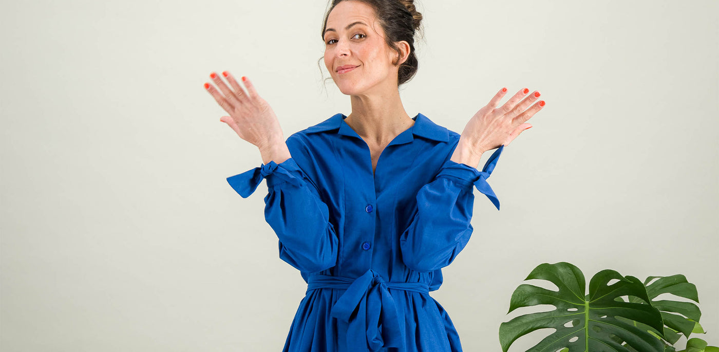 robe en popeline de coton avec les poignets noués bleu cobalt