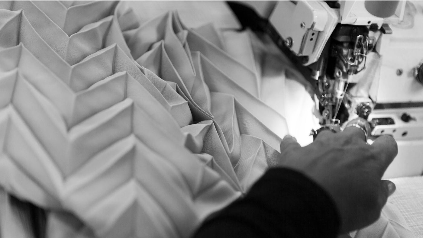 Fabrication d'une robe plissée dans notre atelier haute couture made in France