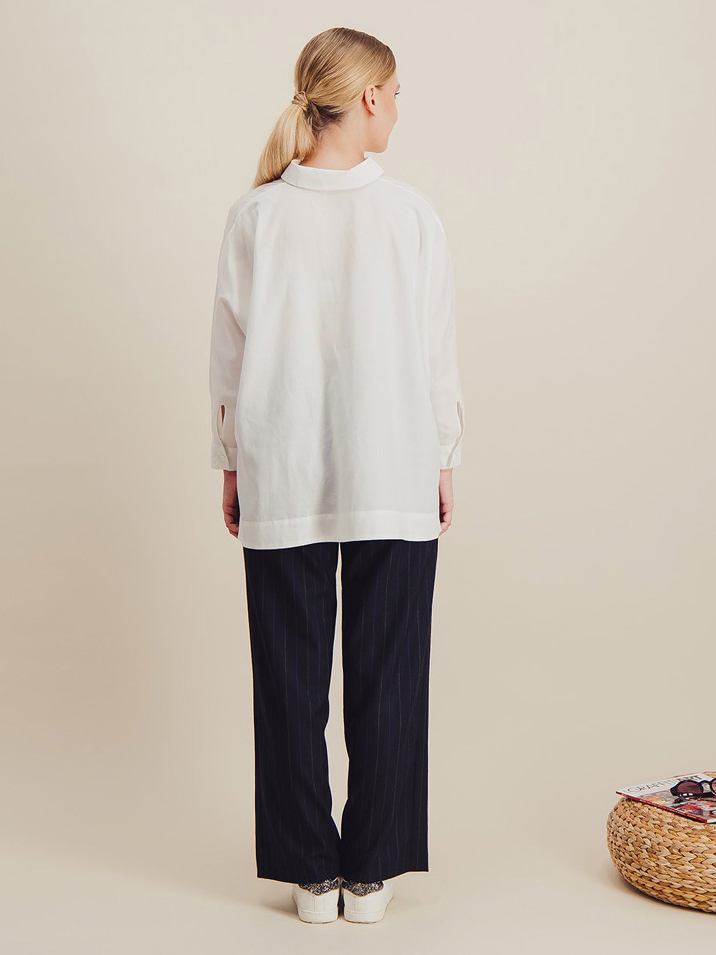 chemise oversize popeline coton blanc longue derriere courte devant de profil