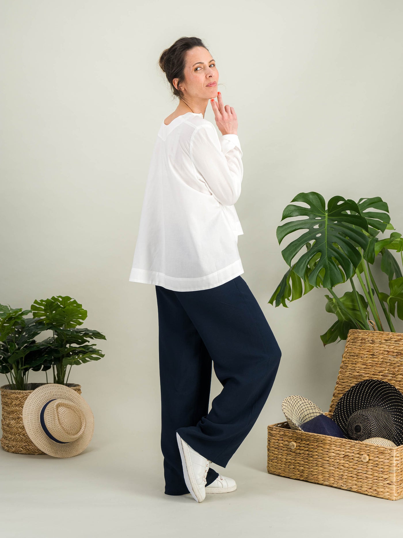 chemise blanche évasée en popeline de coton blanc avec des manches longues pour un look casual chic porté avec un pantalon à pont bleu marine chic style marin