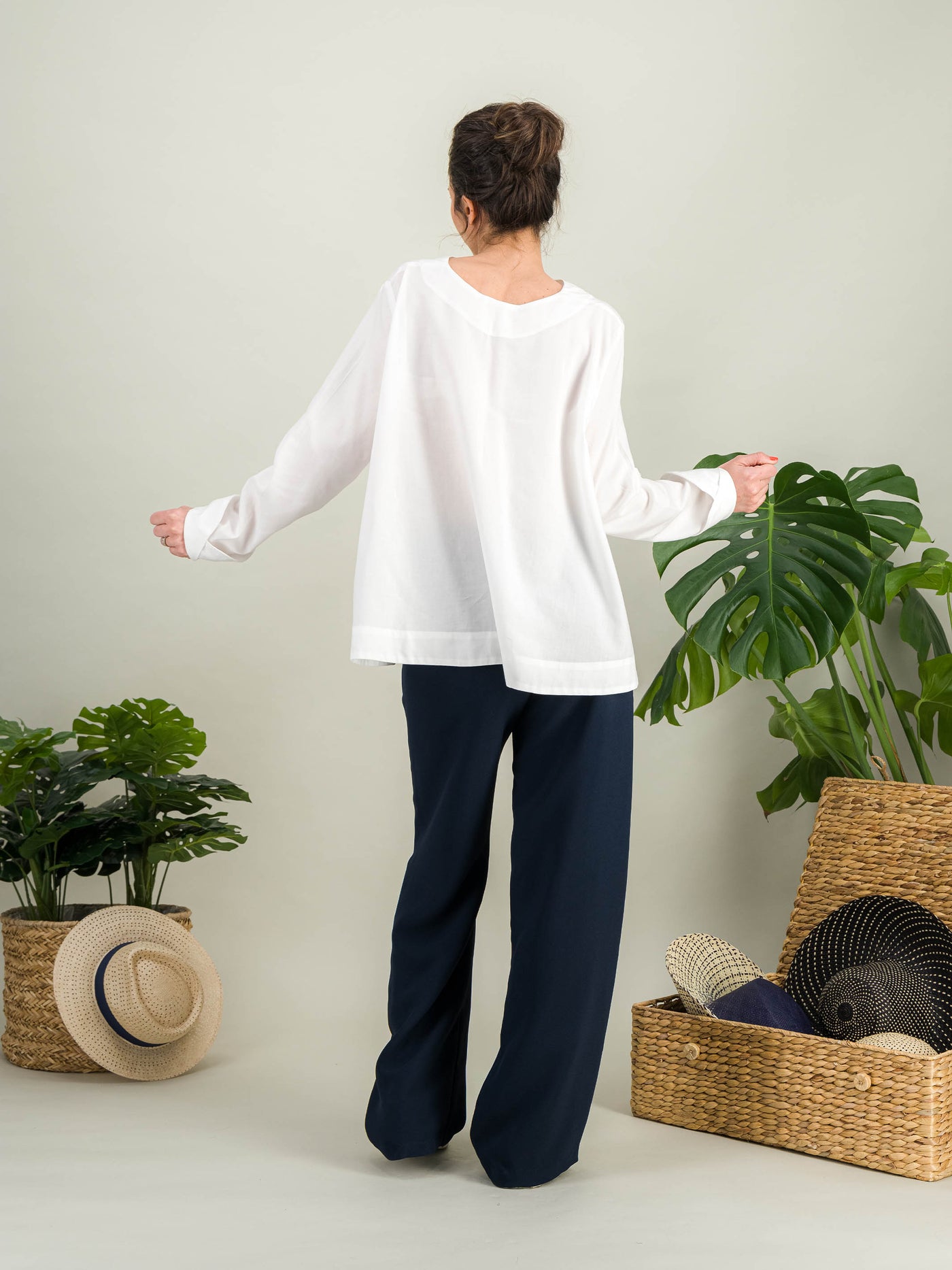 chemise blanche évasée en popeline de coton blanc avec des manches longues pour un look casual chic porté avec un pantalon à pont bleu marine chic col rond