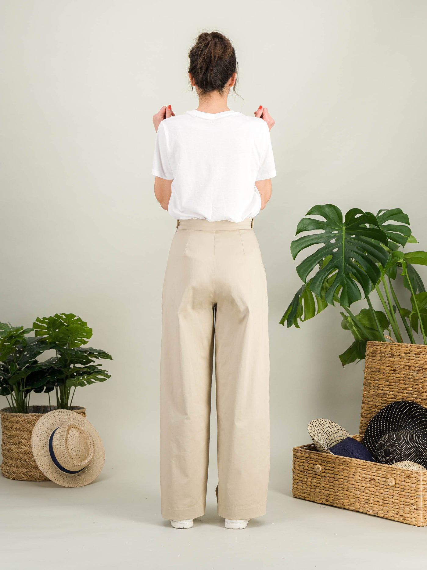 Pantalon en coton beige vu de dos taille haute