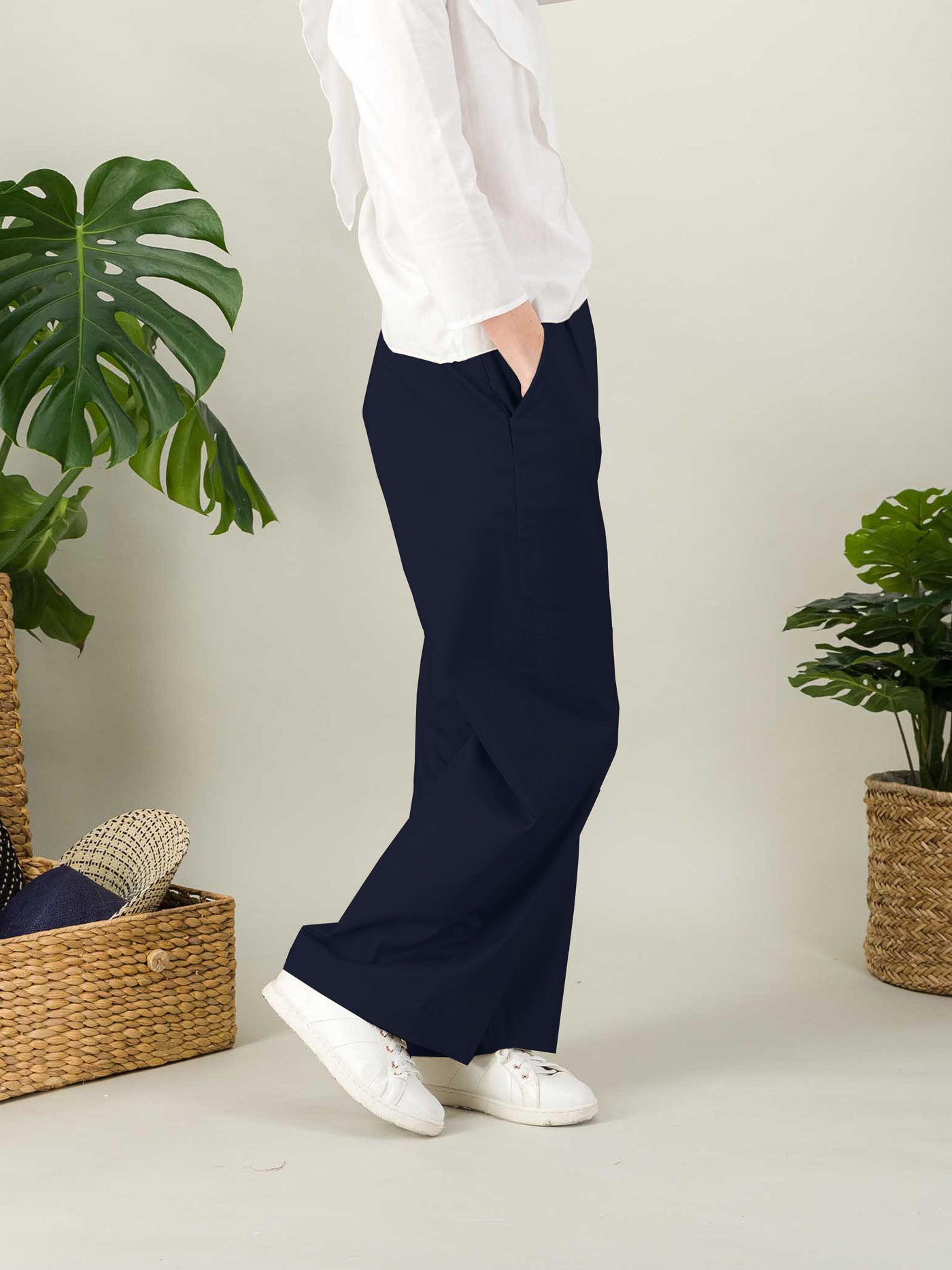 Pantalon bleu marine avec poches italiennes de chaque côtés