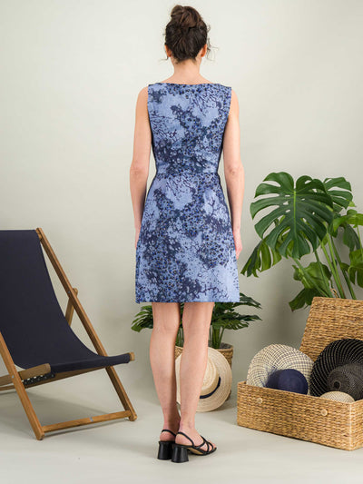robe business ajustee avec un imprime bleu organique longueur au dessus du genou