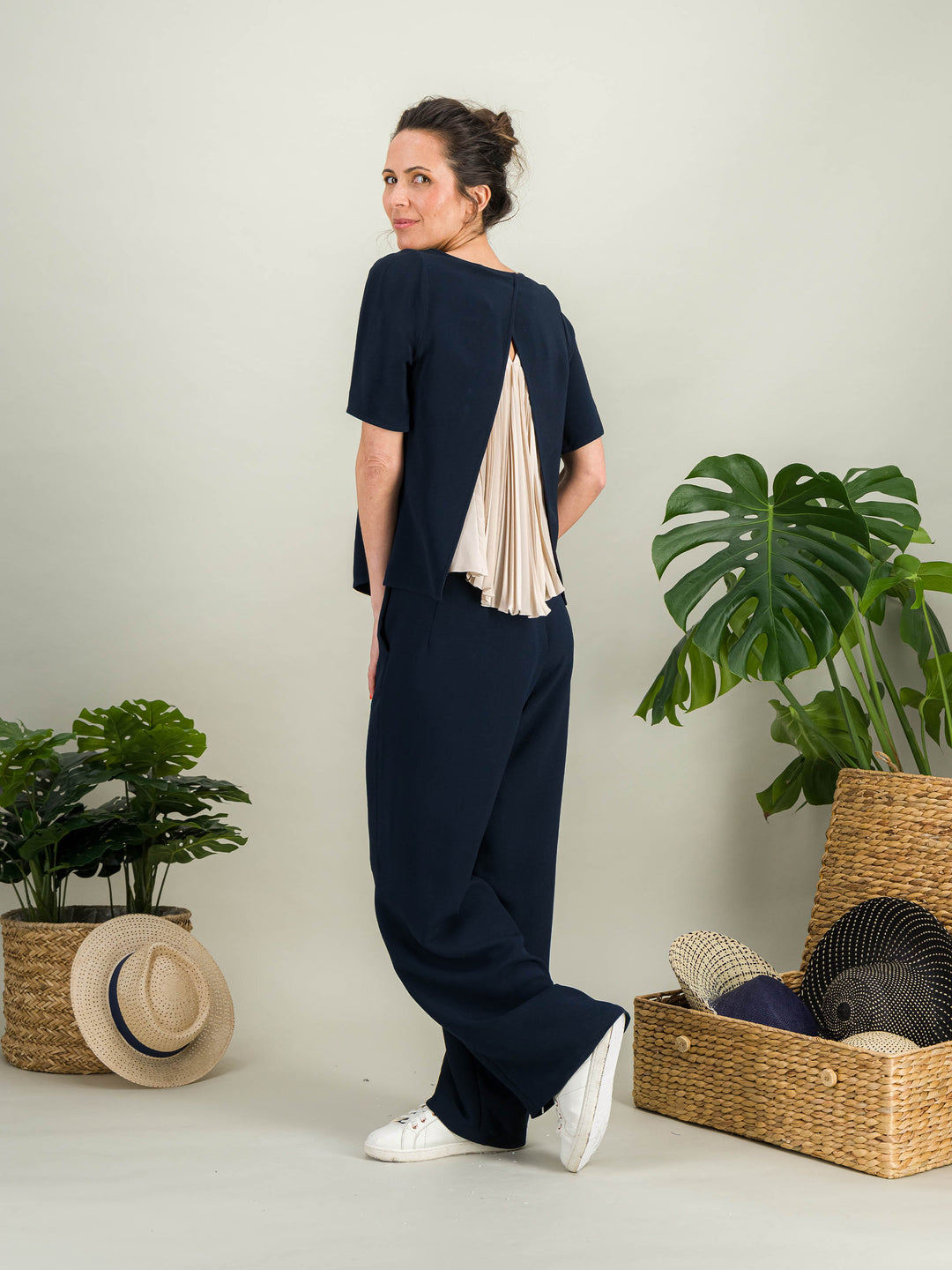 Yves Saint Laurent - Haut en soie plissé sans manches noir En vente sur Yves Saint Laurent - Haut en soie plissé sans manches noir En vente sur