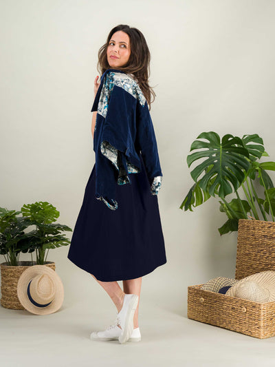 Veste Style blouson jean court en velours lisse bleu marine traité avec imprimé papillon