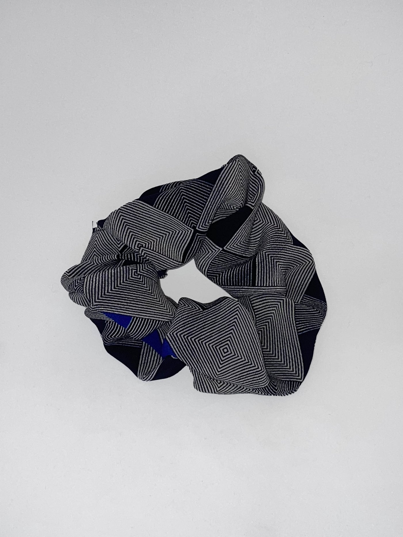 chouchou crepe de soie motif raye noir et blanc et couleurs noir et bleu