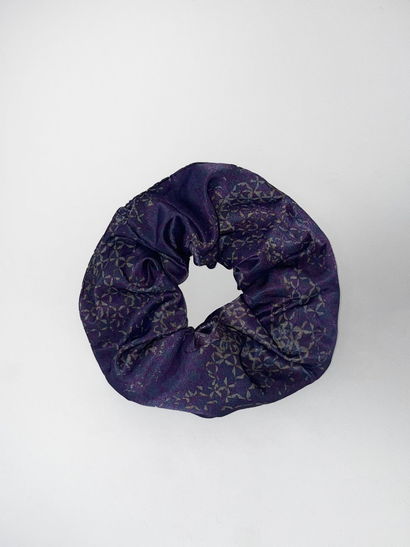 chouchou en chute de soie coton satine violet a motif graphique