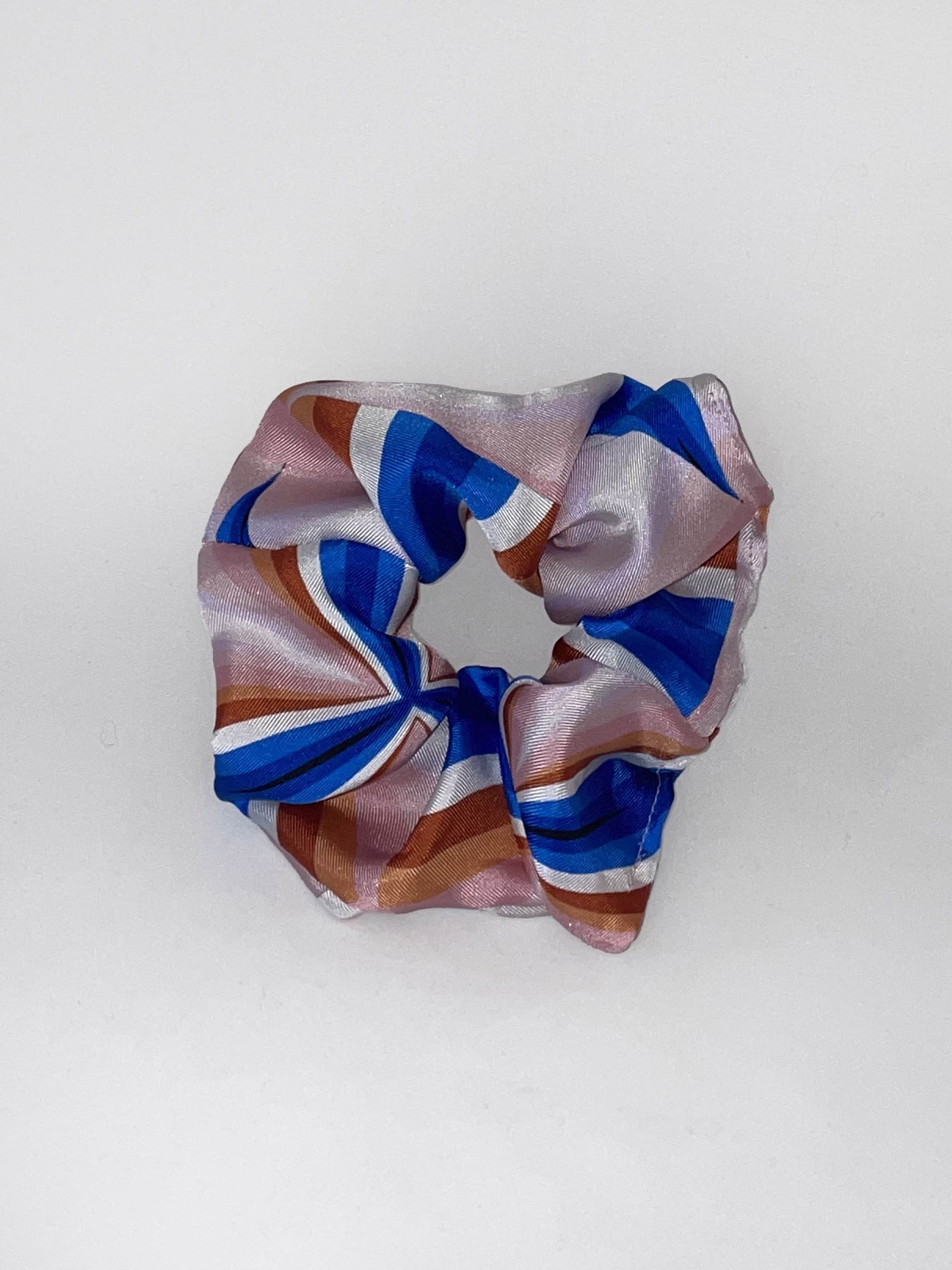 chouchou en chute de twill de soie a grand motif graphique couleurs blanc bleu et rose