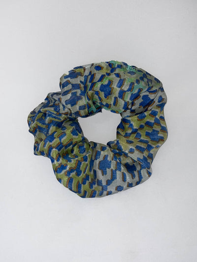 chouchou en chute de soie motif des annees 80 bleu et vert
