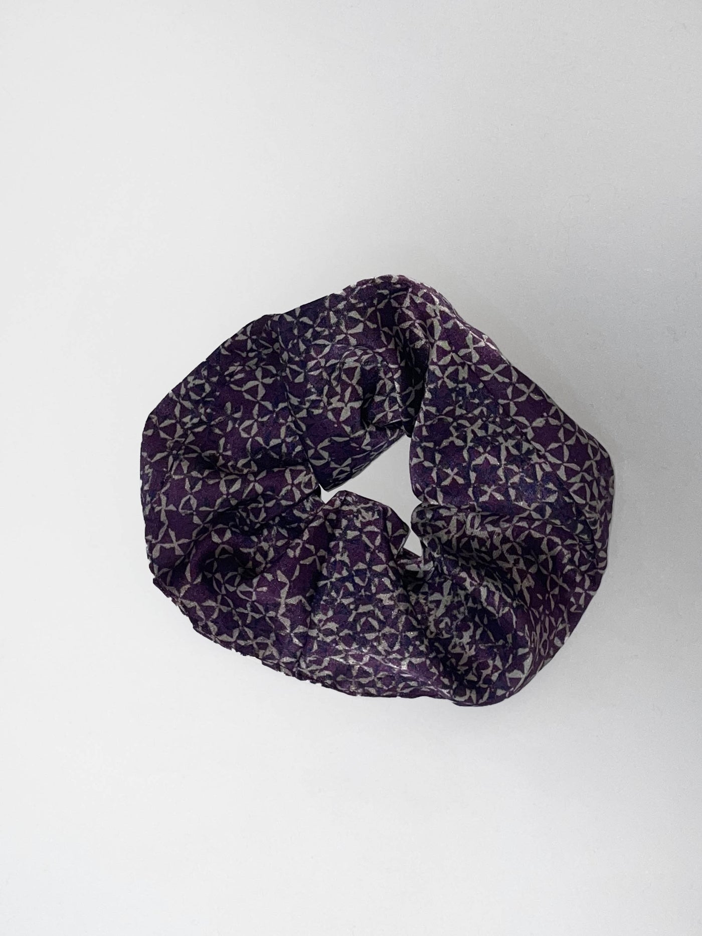 chouchou en chute de soie coton satine violet avec des motifs de fleurs geometrique