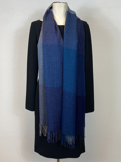 echarpe en baby alpaga bleu et gris motif a carreaux