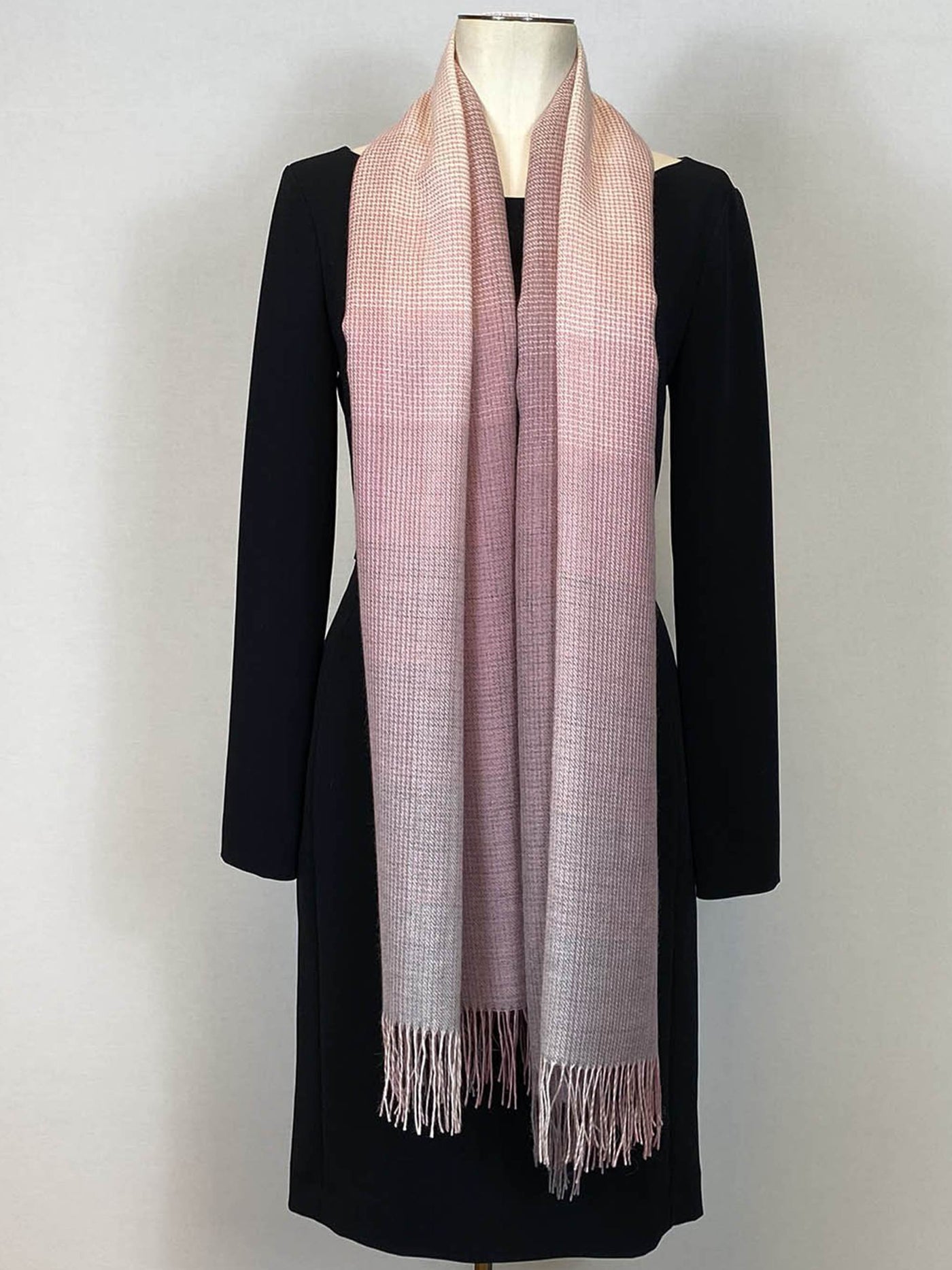 echarpe en baby alpaga degrade rose et gris motif pointille