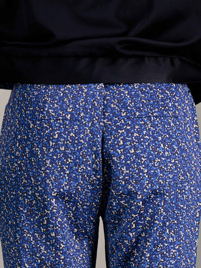pantalon jogging en soie avec un imprime bleu tachete blanc et deux poces tres fines a l'arriere