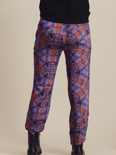 pantalon de jogging en soie avec un imprime vitrail bleu et orange ainsi que deux poches arriere