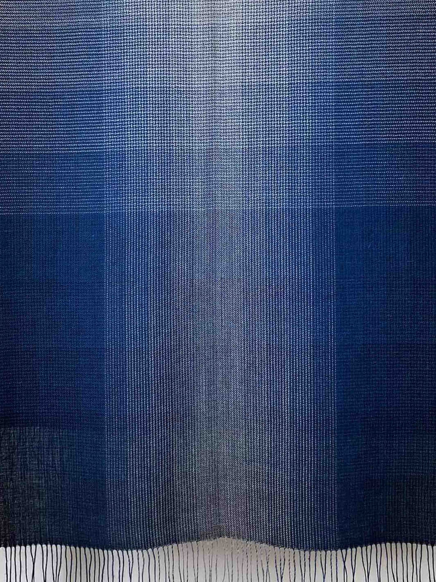 tissu en baby alpaga gris et bleu motif pointille en camaieu de bleu
